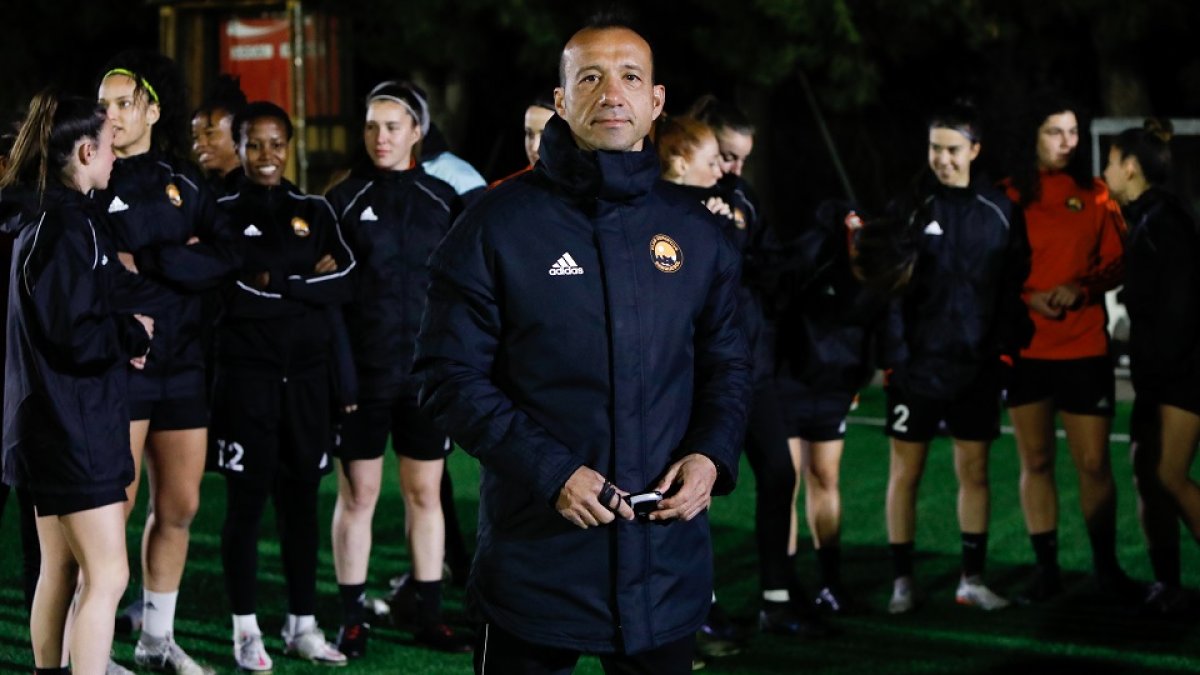 Sedano antes de un entrenamiento con sus jugadoras. / LOSTAU