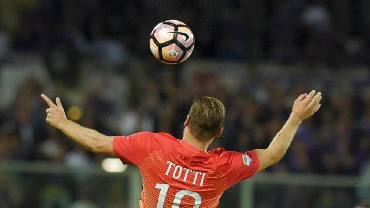 Francesco Totti controla el balón en el partido Fiorentina-Roma del pasado domingo.-AFP / ANDREAS SOLARO