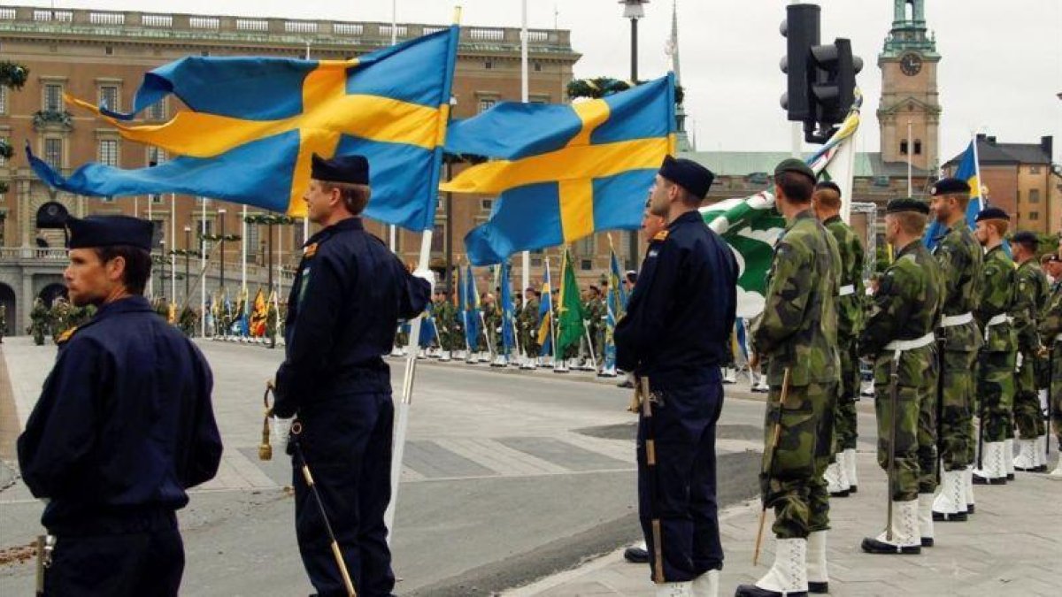 Parada militar frente al palacio real de Estocolmo.-REUTERS / FABRIZIO BENSCH