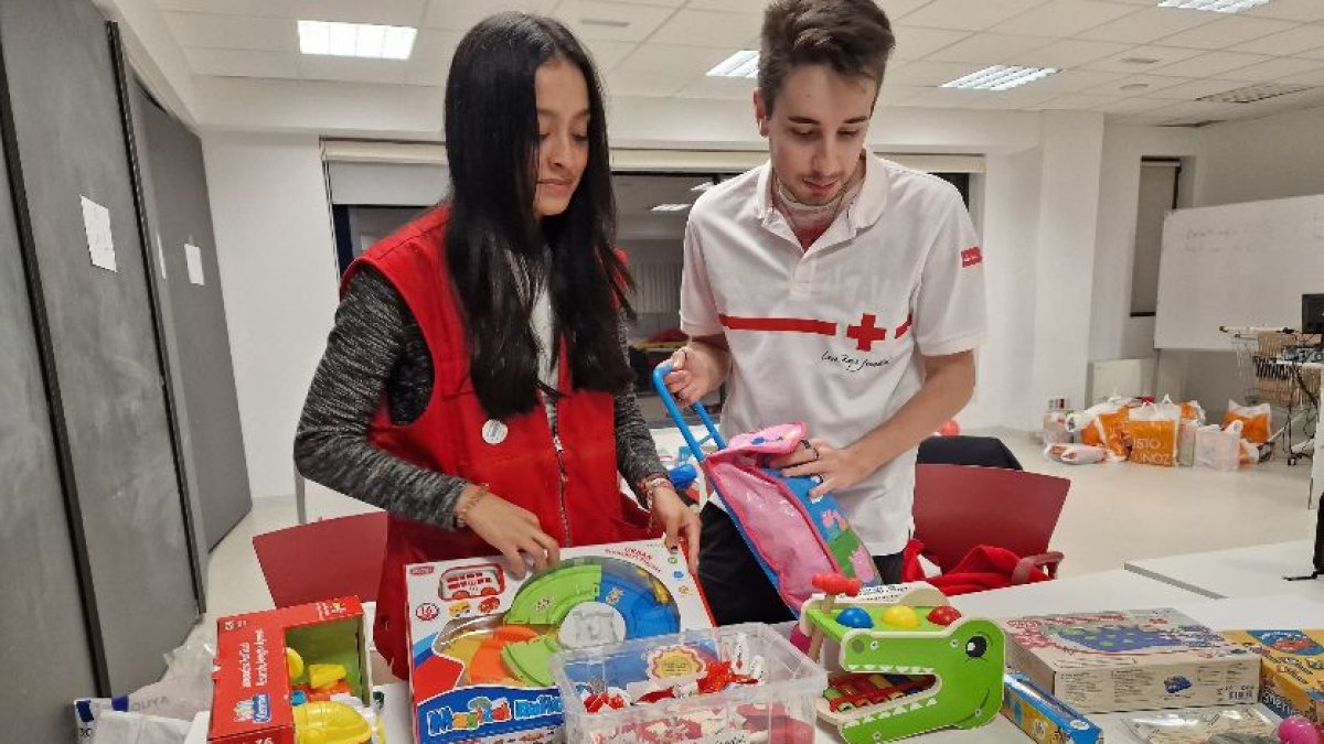 Cruz Roja entrega juguetes a un millar de niños de la provincia de Valladolid. -ICAL