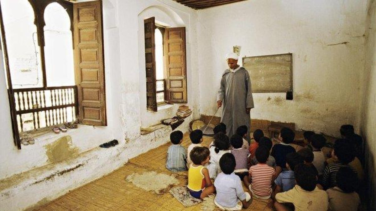 Niños en una clase de una escuela islámica en Fez.-AFP