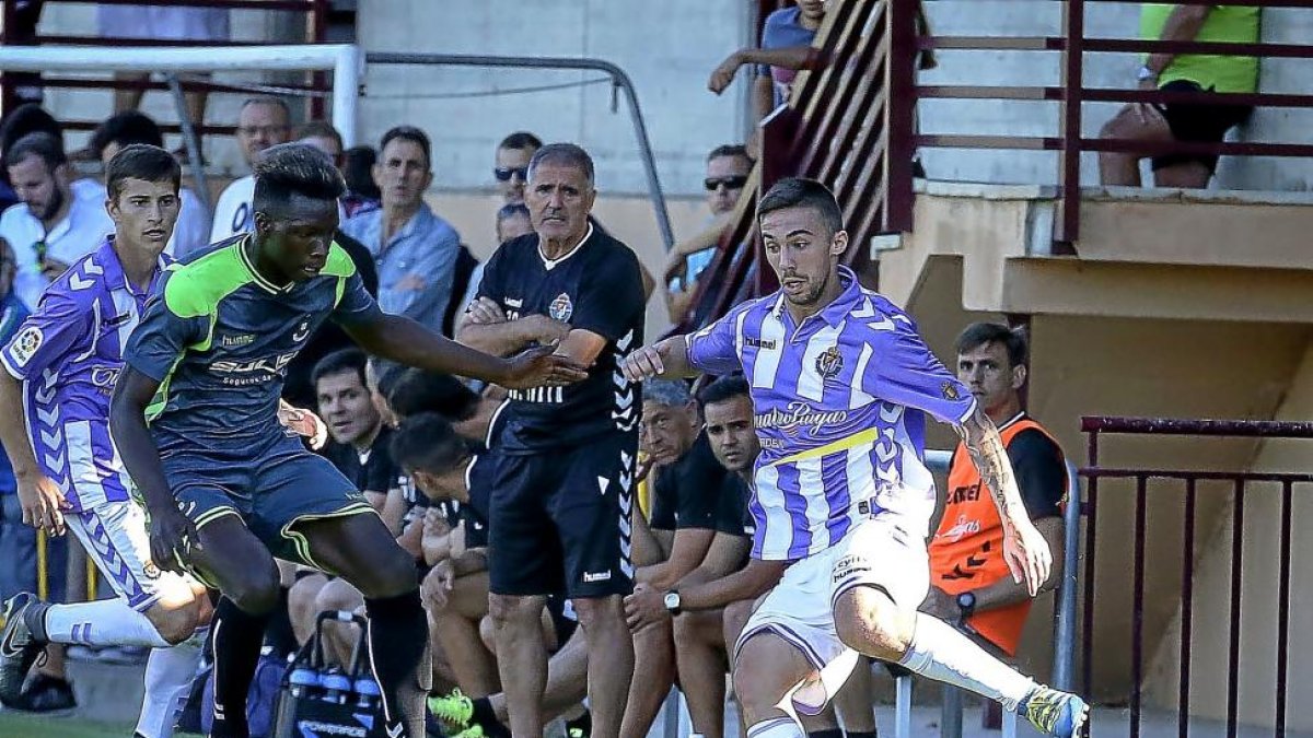 Sergio Marcos intenta un regate en el partido frente al Toledo, ante la mirada de Paco Herrera-MIGUEL ÁNGEL SANTOS