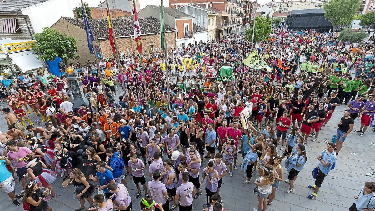 Desfile de peñas en el día de inauguración de las fiestas de La Cistérniga, en una imagen de archivo. PHOTOGENIC