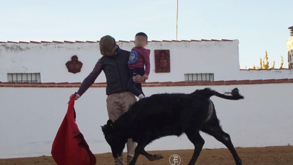 Tentadero en Alaejos en el que un adulto toreó con un niño en brazos.- FACEBOOK FOTOGRAFÍA JUANES