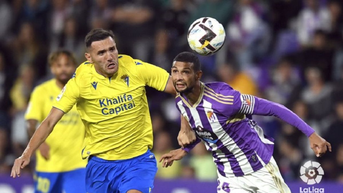 Joaquín despeja de cabeza ante la mirada de Lucas Pérez. / LA LIGA