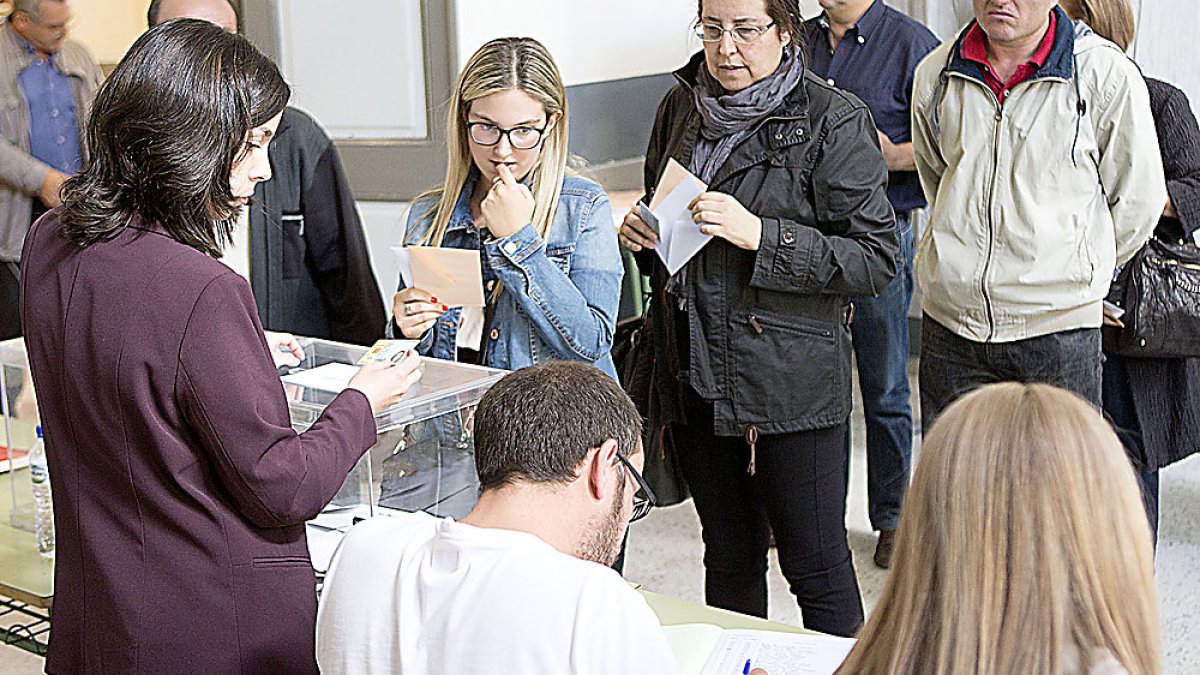 Una joven vota en las anteriores elecciones municipales en una foto de archivo. ICAL