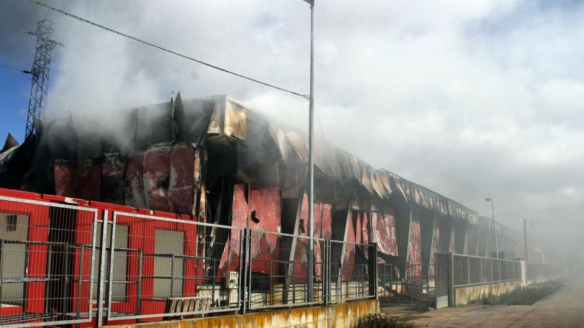 La fábrica de Embutidos Rodríguez tras el incendio.-ICAL