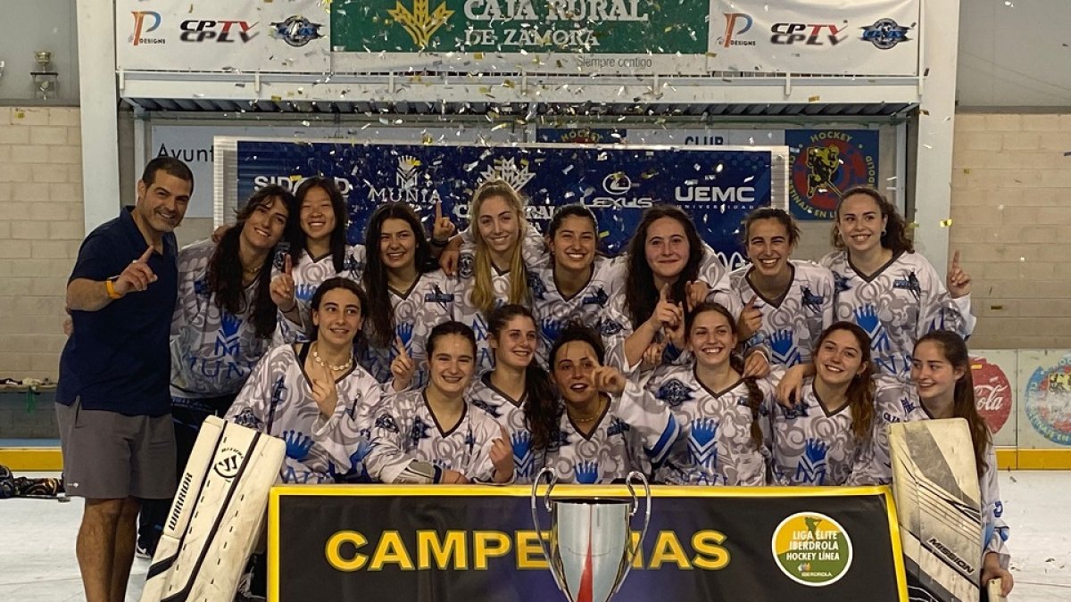 Munia Panteras posa con su trofeo de campeón de Liga Élite Femenina tras imponerse en el tercer partido de la final en los penaltis. / G. VELASCO