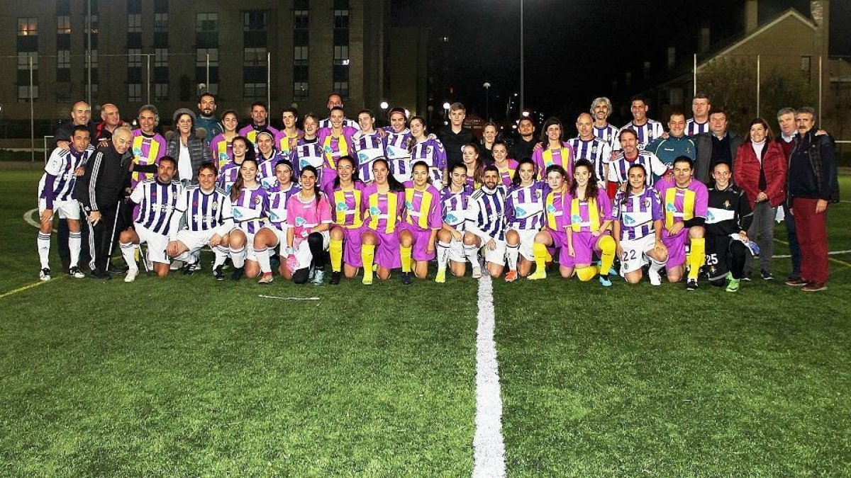 Jugadoras de equipos femeninos de Valladolid junta a los veteranos del Real Valladolid en los campos de El Palero.-FCYLF Y FBCYL
