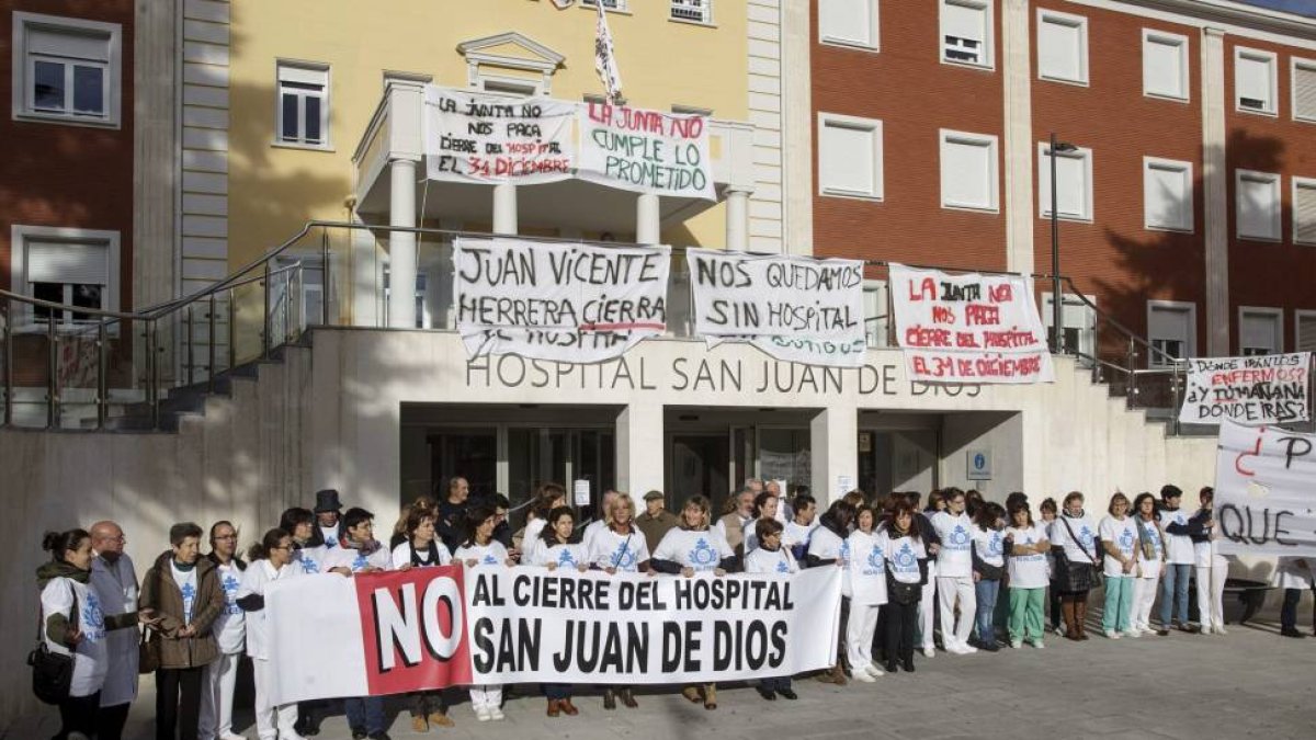 Concentración de trabajadores del hospital San Juan de Dios de Burgos-Santi Otero