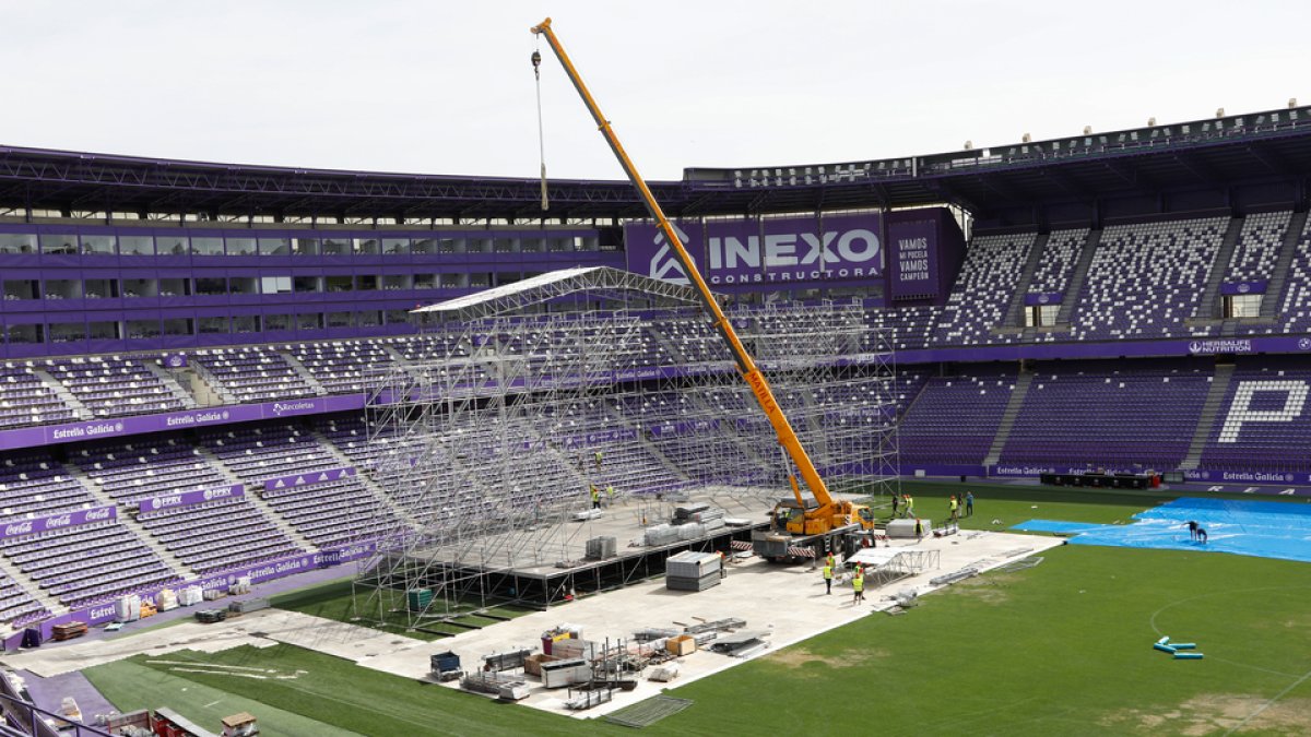 Instalación del escenario en el Fondo Norte del estadio Zorrilla. / LOSTAU