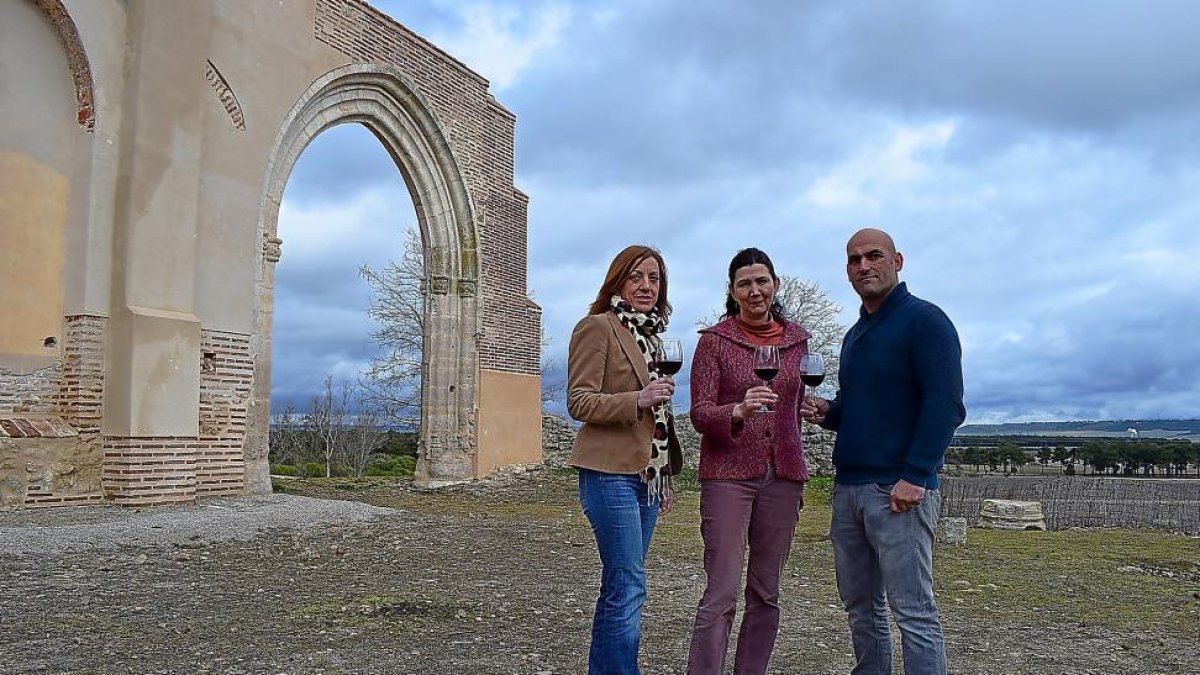 eresa Moneo, entre Paloma Cendón, y Álvaro Bernardo, junto al arco de la Capilla Fonseca, en La Mejorada de Olmedo.-ARGI