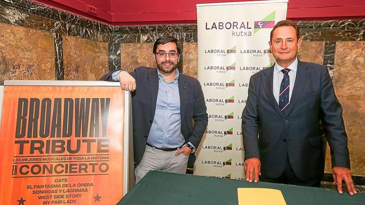 Ernesto Monsalve, director de la Filarmómica y Teófilo Gómez, director regional de Laboral Kutxa, ayer.-PHOTOGENIC