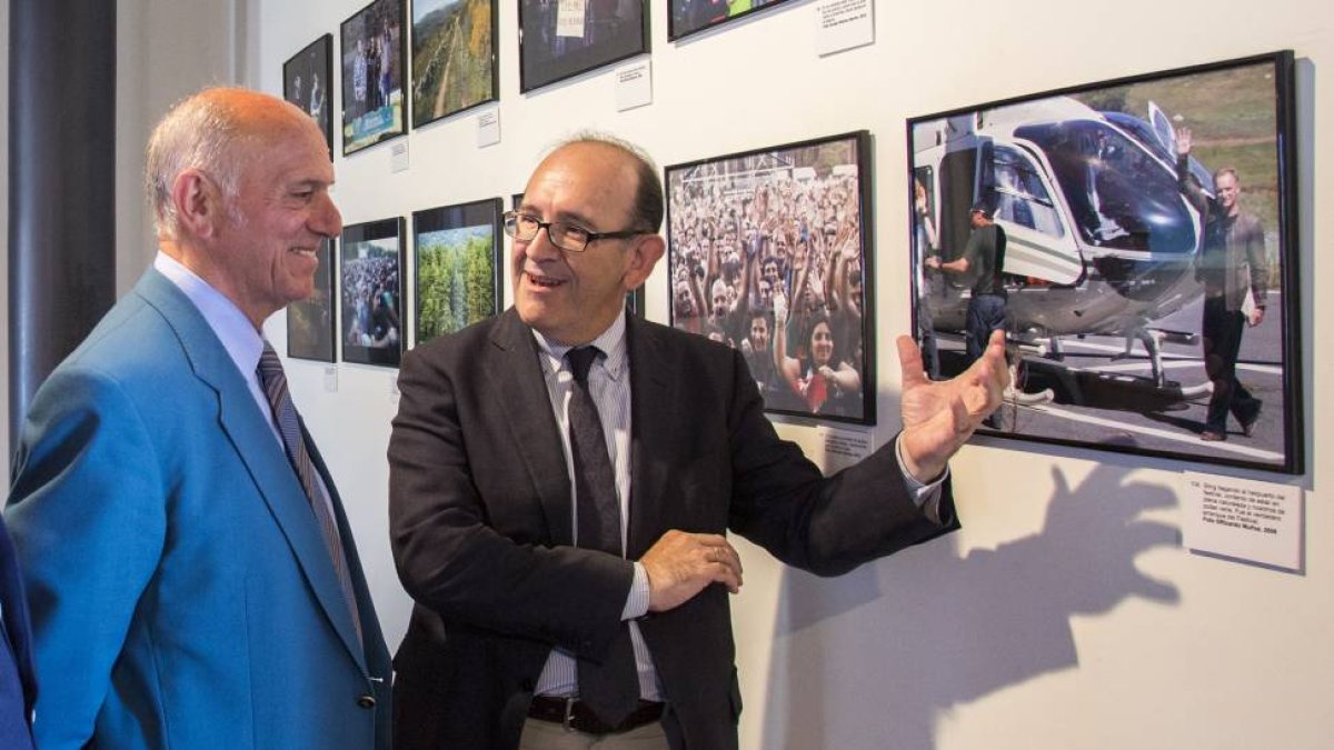 El director general de Calidad y Sostenibilidad Ambiental, José Manuel Jiménez, inaugura la exposición 'Naturaleza y Rock' con motivo del décimo aniversario de 'Músicos en la Naturaleza'. En la foto, junto al presidente de la Diputación, Agustín González,-Ical