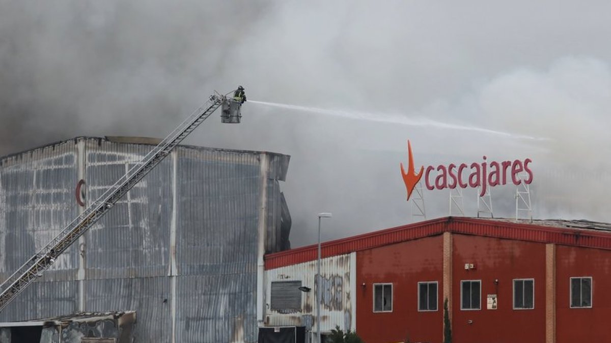 Incendio en la fábrica de Cascajares en Dueñas. E.M.