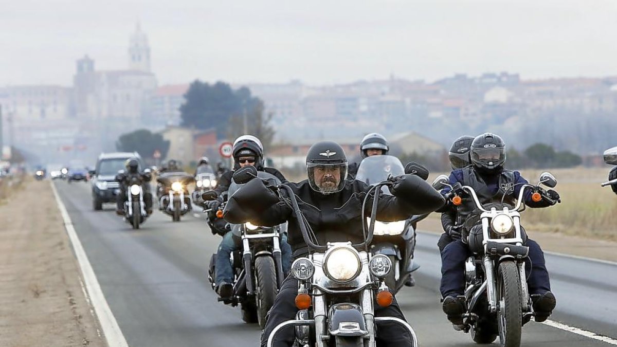 Un grupo de  motoristas salen de Tordesillas después del fin de semana.-J.M. LOSTAU