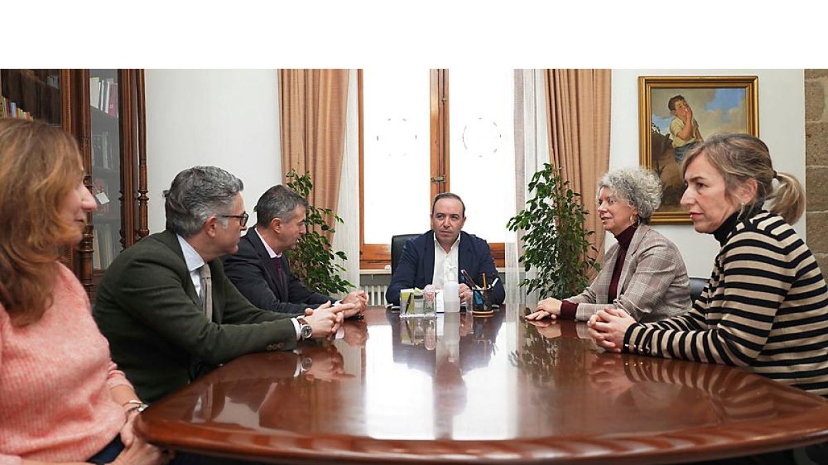 El vicepresidente de la Diputación de Valladolid, Víctor Alonso, se reúne con los representantes de las entidades bancarias. E. M.
