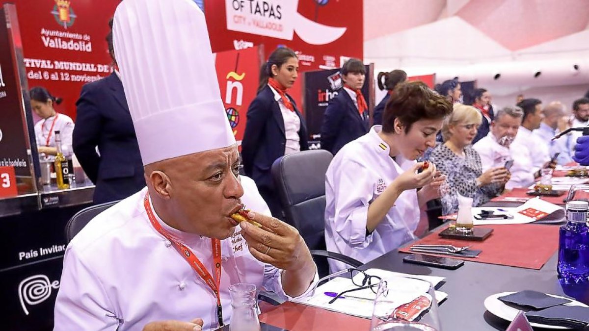 Momento en el que el chef Mohamed Fedal prueba una de las tapas participantes en el Consurso Nacional.-J. M. LOSTAU