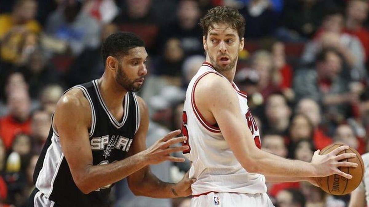 Pau Gasol, marcado por Tim Duncan.-Foto: EFE / KAMIL KRZACZYNSKI