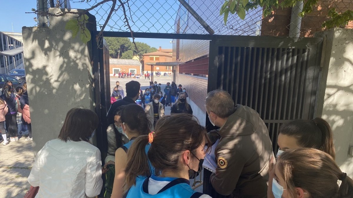 Deportistas de Juegos Escolares entran con mascarilla a una instalación deportiva al que no pueden acceder los padres. / G. VELASCO