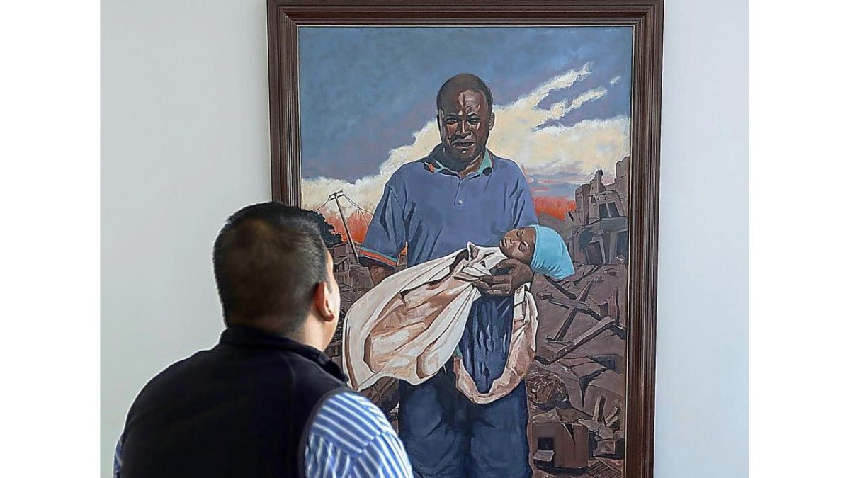 El joven venezolano observa un cuadro de un exiliado abandonando su tierra. .-PABLO REQUEJO (PHOTOGENIC)