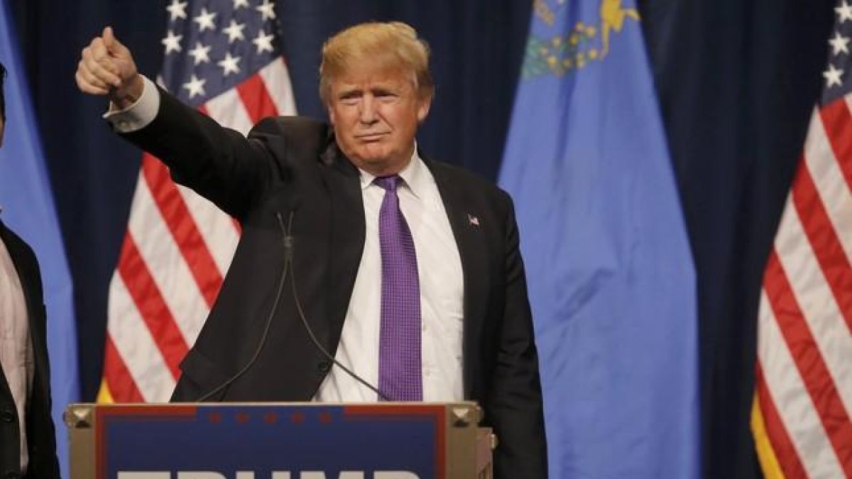 Donald Trump saluda a sus seguidores tras conocer su victoria en el caucus de Nevada.-REUTERS / JIM YOUNG