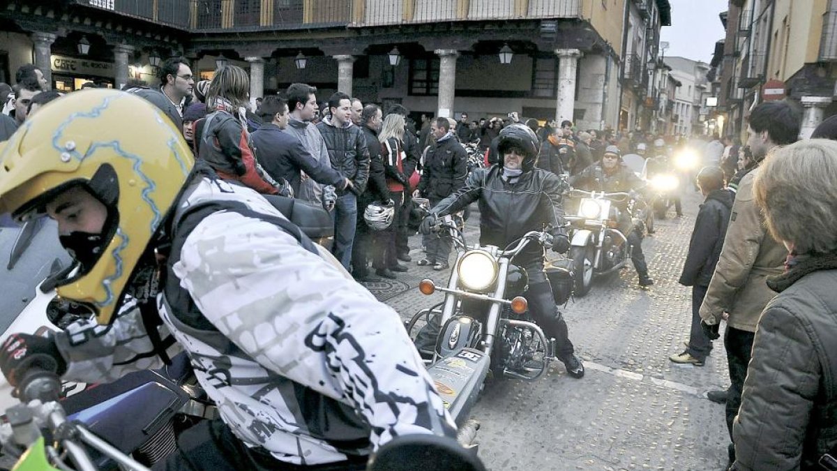 Cientos de espectadores observan la entrada de aficionados a las dos ruedas en la Plaza Mayor de Tordesillas, durante una anterior edición de ‘Motauros’.-Santiago