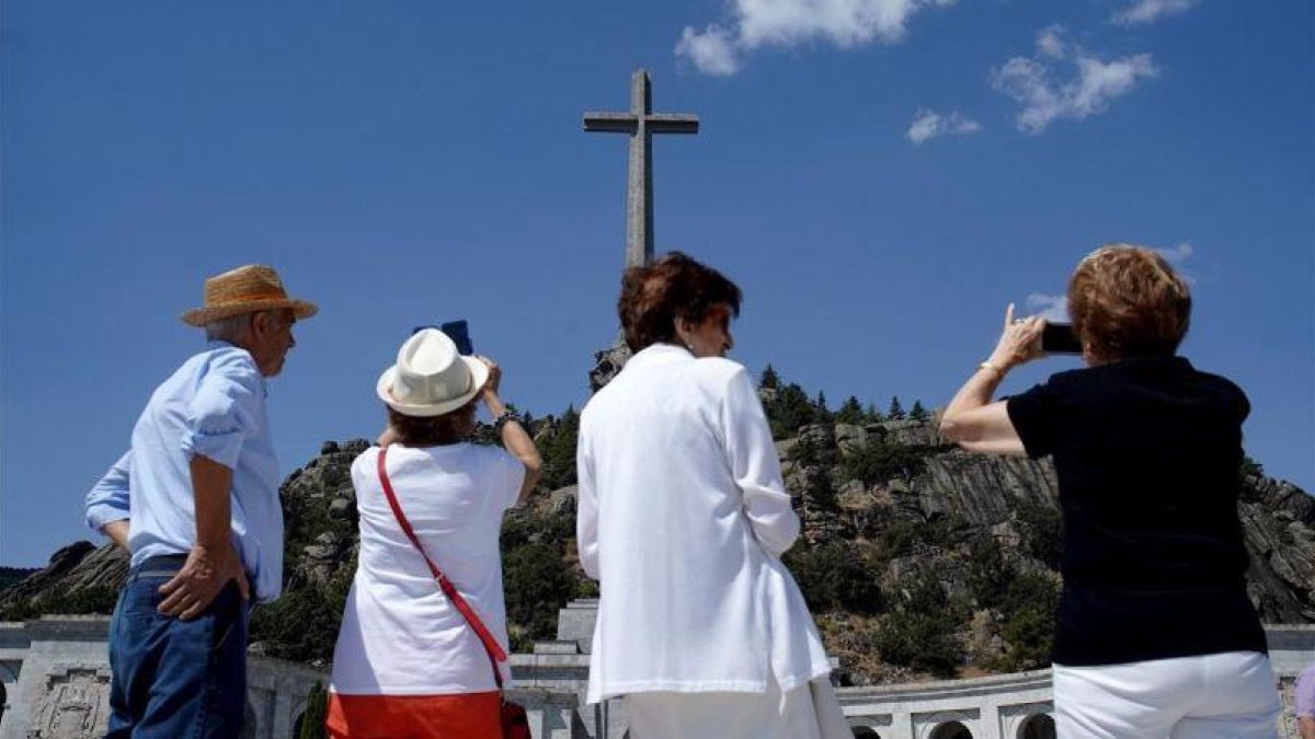 Un grupo de visitantes de Carbonero el Mayor (Segovia) en la explanada del Valle de los Caídos el pasado martes 21.-JOSE LUIS ROCA