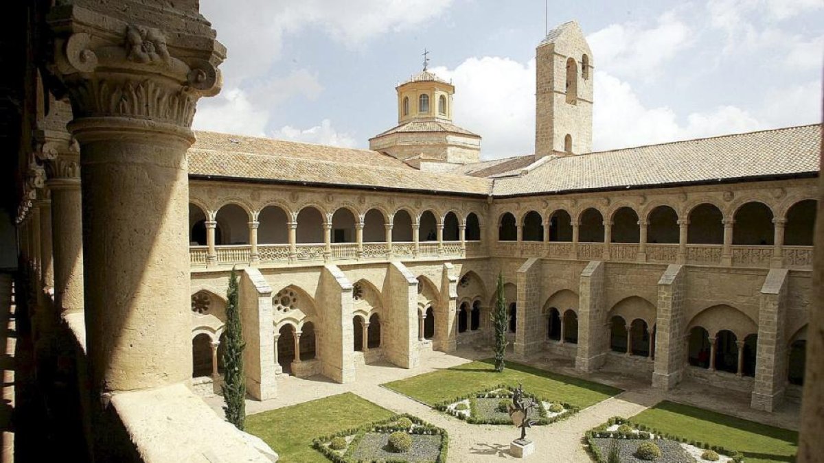 Claustro del Monasterio de Valbuena de Duero, sede permanente de la Fundación Las Edades del Hombre.-EL MUNDO