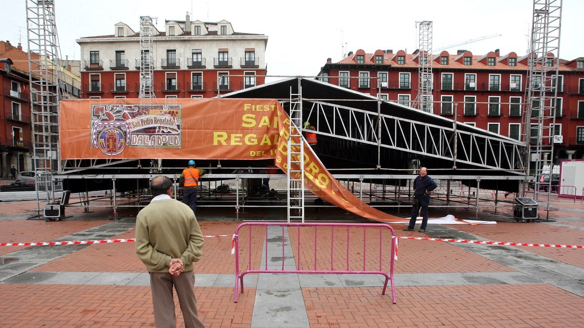 Imagen de archivo del montaje del escenario para las fiestas de San Pedro Regalado con el suelo mojado por la lluvia.- ICAL