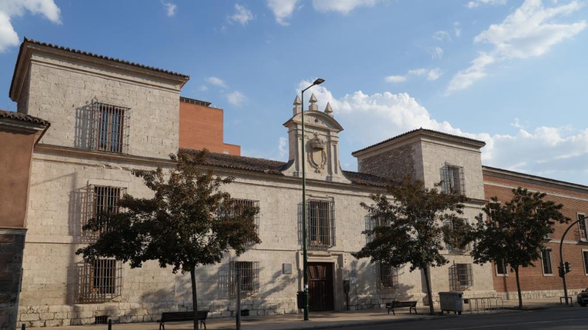 Cárcel de la Chancillería, actualmente biblioteca universitaria, en la calle Chancillería del barrio de San Martín.- J.M. LOSTAU