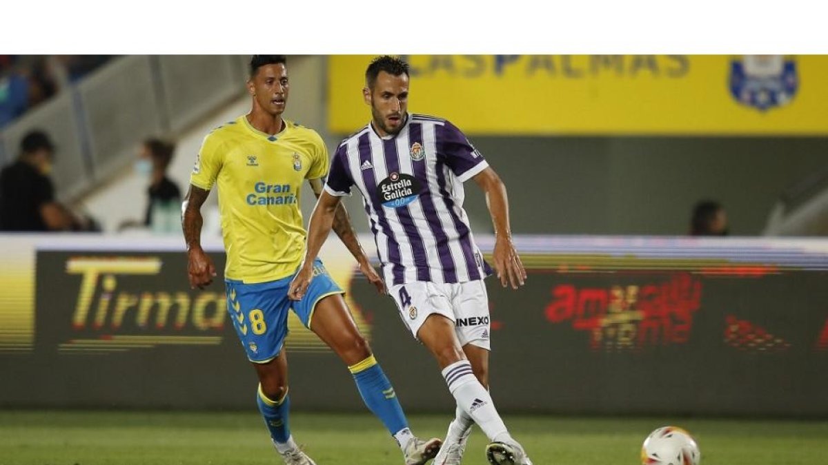 Olivas se anticipa al balón ante el centrocampista de Las Palmas, Maikel Mesa en el duelo jugado en Liga. I. SOLA / RVCF