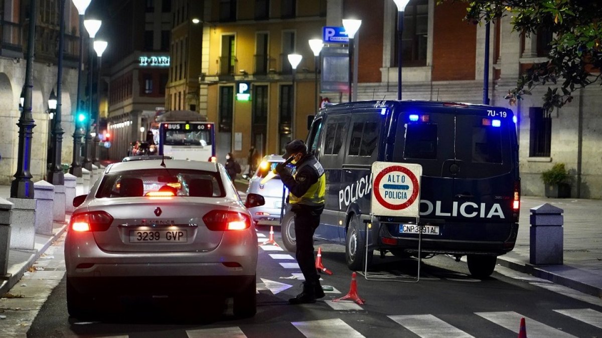 Control de movilidad de la Policía Nacional durante el toque de queda, en la noche de ayer en Valladolid. ICAL
