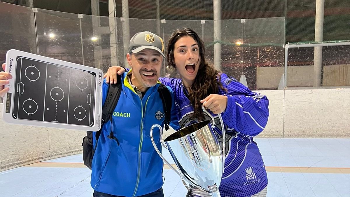 Pablo Gomes y Ana Sierra con el título de Liga. / E. M.
