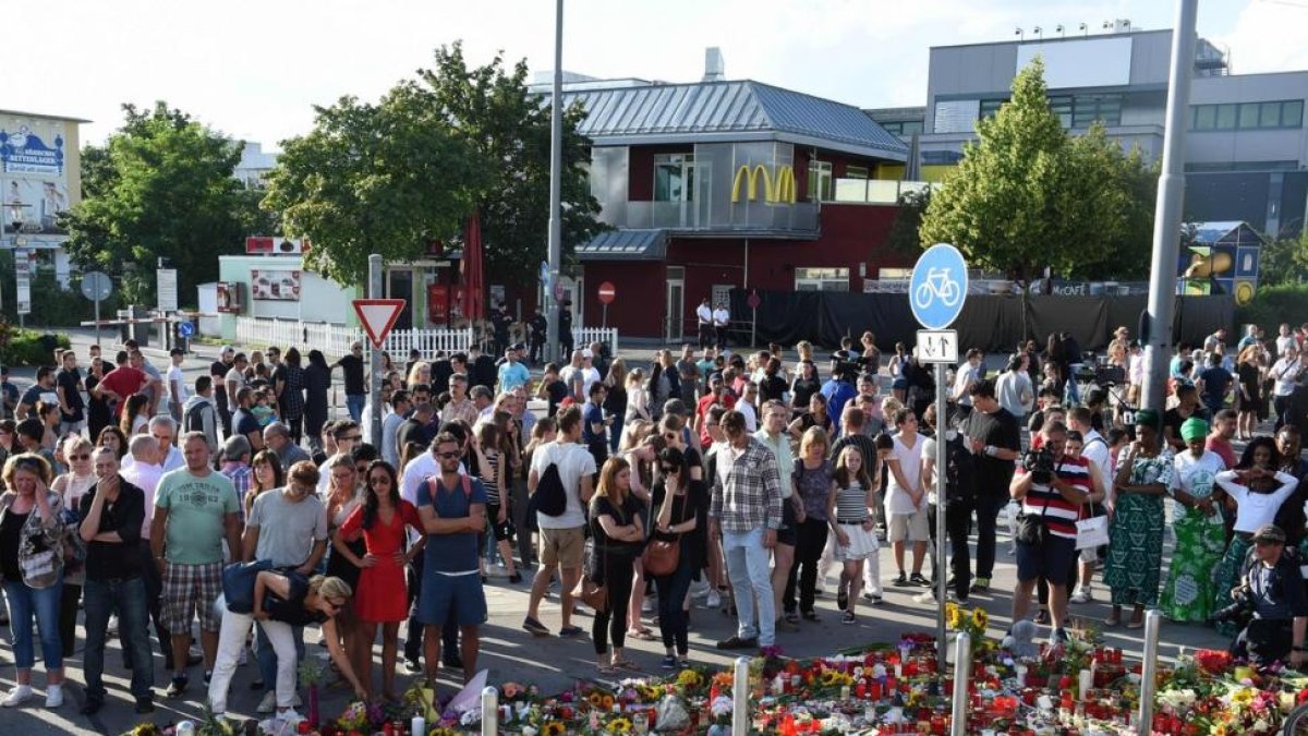 Homenaje a las víctimas de la matanza de Múnich, frente al McDonald's donde tuvo lugar el ataque.-AFP / CHRISTOF STACHE