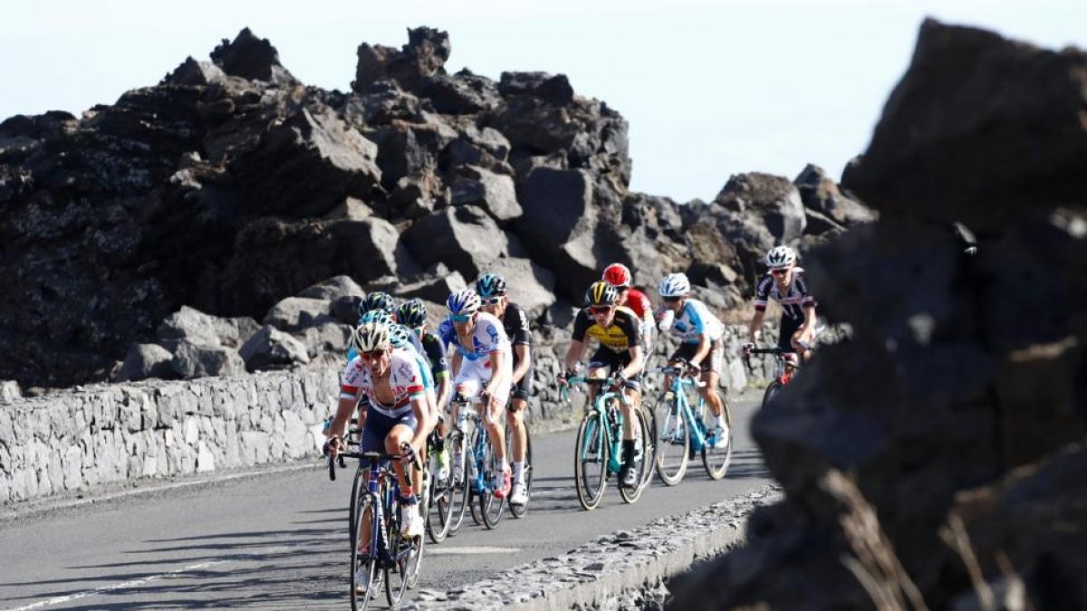 El grupo de favoritos junto a las piedrás volcánicas del Etna.-LUK BENIES