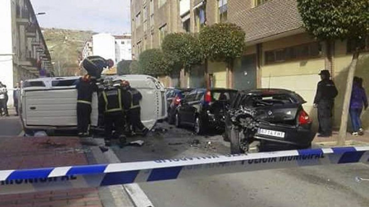 Los bomberos auxilian al conductor del Land Rover en la calle Dársena tras embestir contra cinco coches-El Mundo