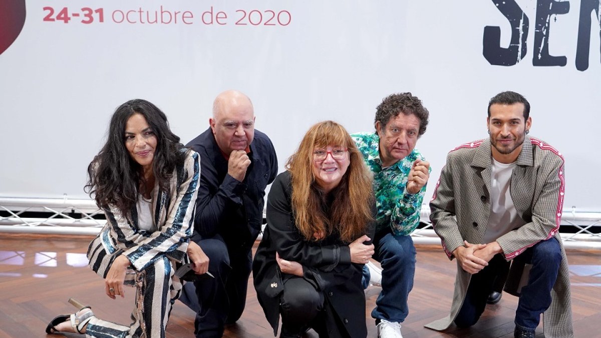 La directora Isabel Coixet junto a la actriz Sarita Choudhury, los actores Pedro Casablanc y Edgar Vittorino, y el productor Agustín Almodóvar, en la presentación de la película de la Sección Oficial ‘Nieva en Benidorm’.- ICAL