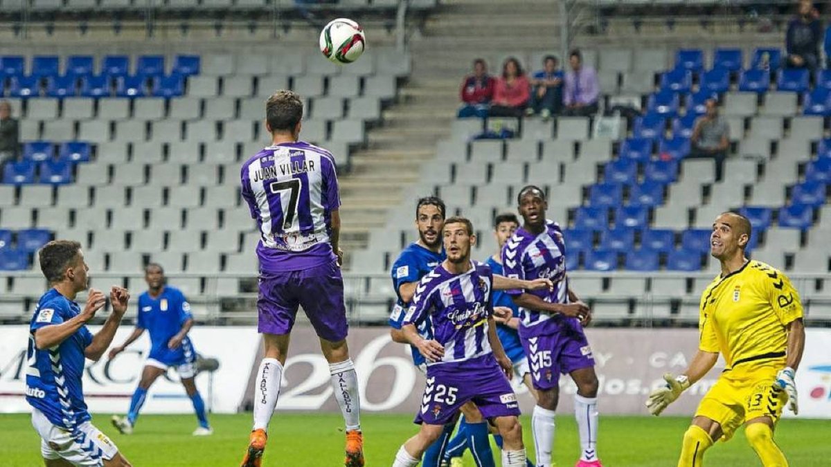 Juan Villar pudo lograr el 2-2 en este remate de cabeza que salió por encima del larguero, ayer en el Carlos Tartiere.-Photo-deporte