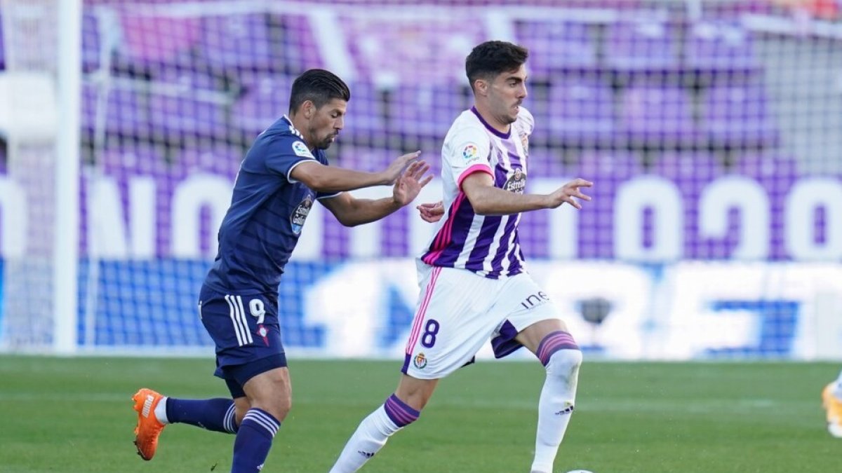 Kike Pérez es perseguido por Nolito en el último partido ante el Celta en Zorrilla. / RV. / I. SOLA