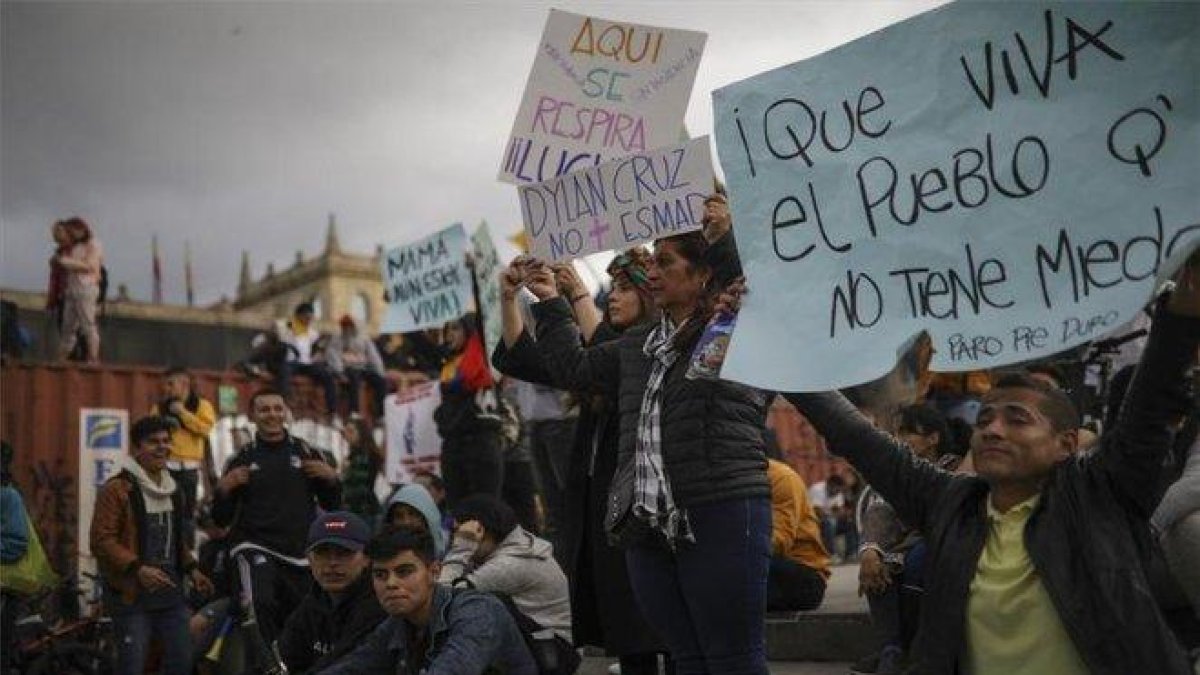 Manifestantes en Colombia exigen que se detengan los ataques de la policía.-AP
