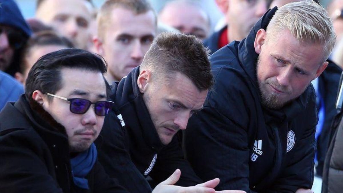 Kasper Schmeichel, junto a Vardy y el hijo de Vichai Srivaddhanaprabha, el dueño del Leicester fallecido este sábado.-EFE / TIM KEETON