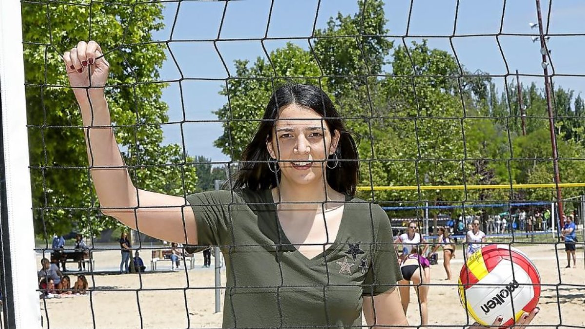 Rosalía Alonso-Mañero posa junto a las redes de voleibol de la Playa de las Moreras.-J. M. LOSTAU