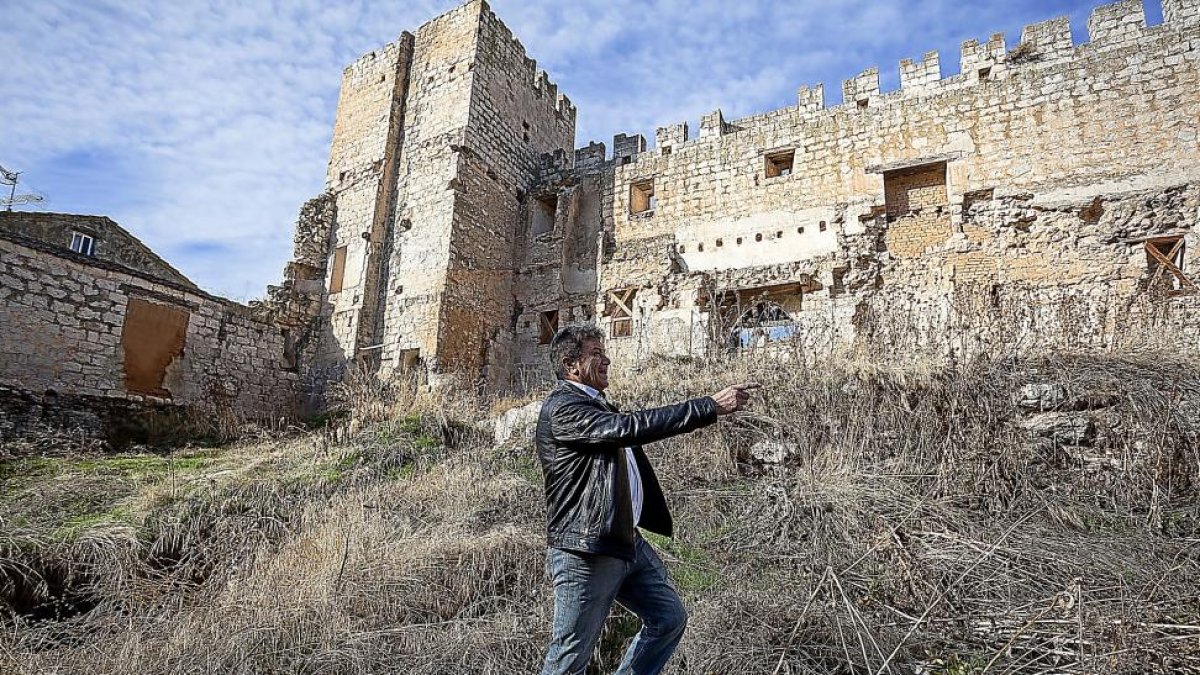 El alcalde de Curiel muestra el estado en el que se encuentra el palacio.-P. REQUEJO