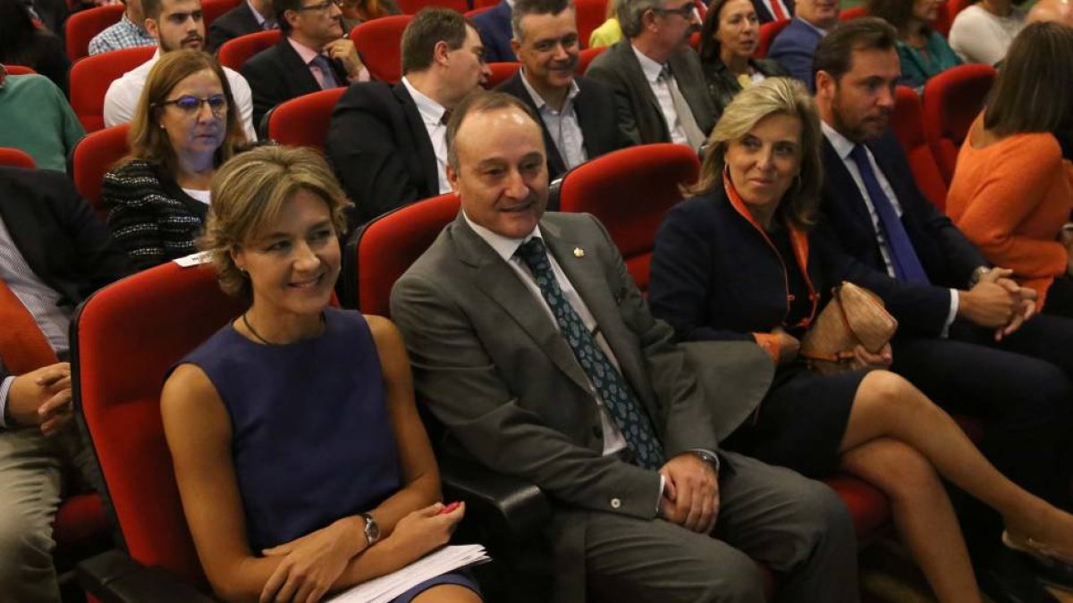 La ministra de Agricultura, Isabel García Tejerina, junto al rector de la UVa, Daniel Miguel, la delegada del Gobierno, María José Salgueiro; la consejera de Agricultura, Milagros Marcos; y el alcalde de Valladolid, Óscar Puente; entre otras autoridades, -Ical