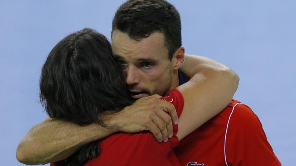 Conchita Martínez abraza a Roberto Bautista tras ganar este el punto decisivo en Rumanía el pasado domingo.-ROBERT GHEMENT