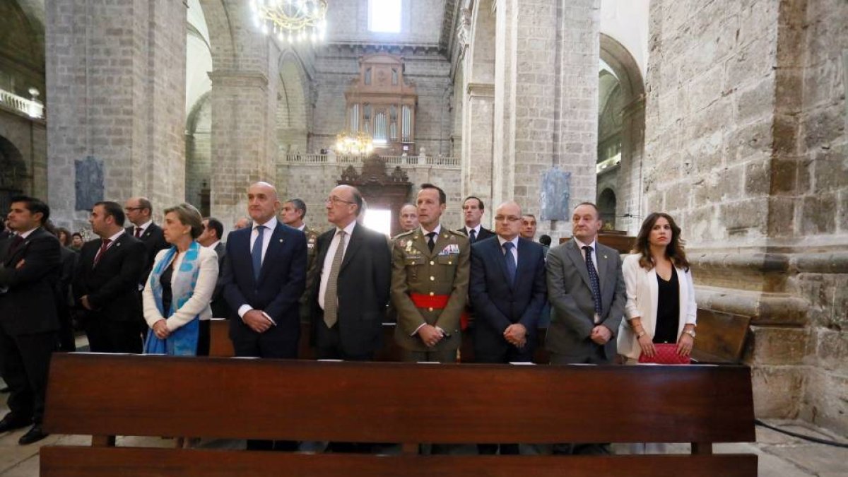 Las autoridades vallisoletanas ayer en la eucaristía en honor a la Virgen de San Lorenzo.-ICAL