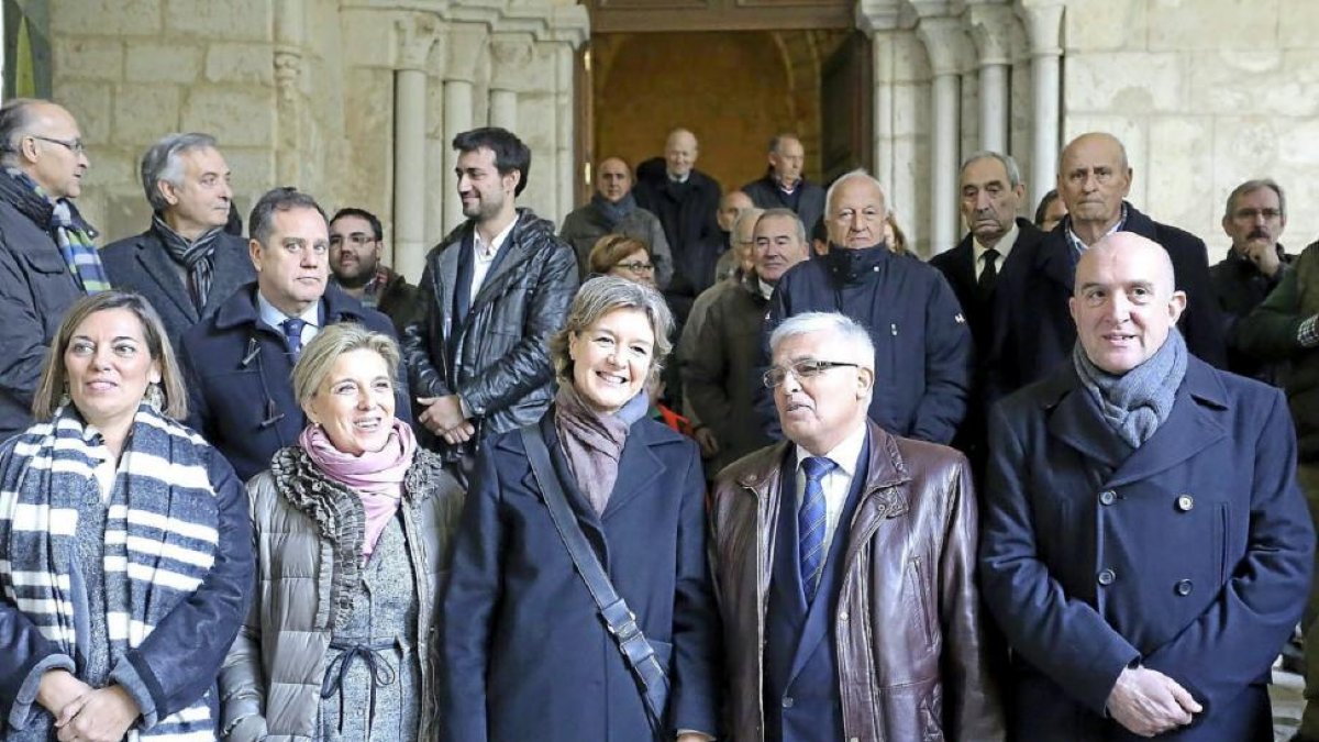 En primera fila Milagros Marcos, María José Salgueiro, Isabel García Tejerina, Jesús Carrión y Jesús Julio Carnero ayer, en La Santa Espina.-ICAL