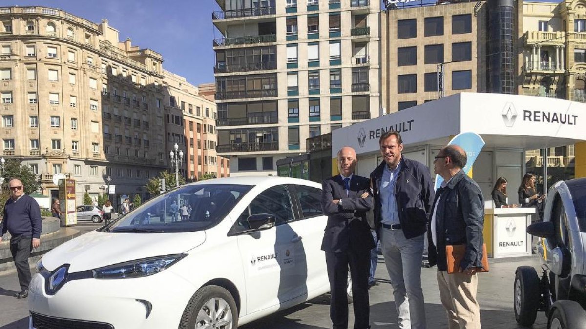 Óscar Puente, durante su visita al stand de Renault con motivo del día de la movilidad-ICAL