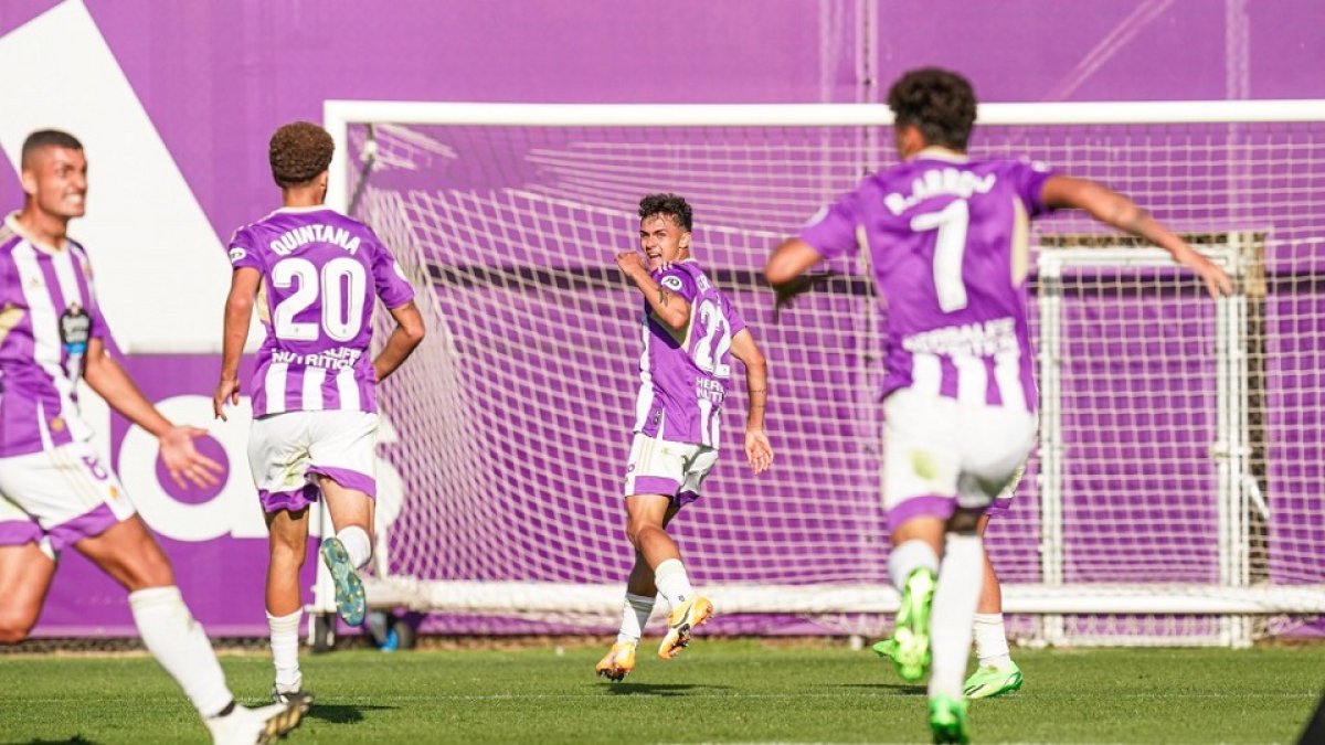 El filial celebra el gol de Iker Pérez ante el Coruxo. / RV. / A. PUENTE
